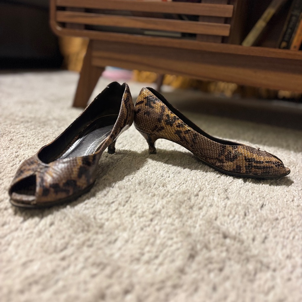 Chic Snakeskin Peep-Toe Kitten Heels